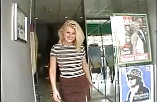 ანჯელინა ქერა, სვიტრი